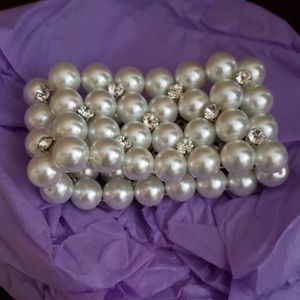 Synthetic pearl stretch bracelet
